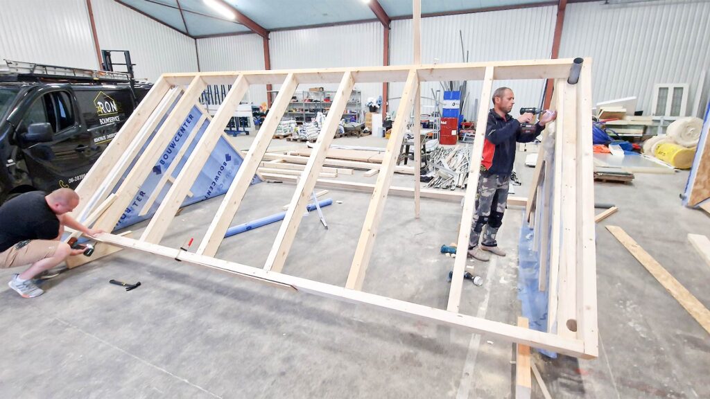 Medewerkers PrefaTech in werkplaats